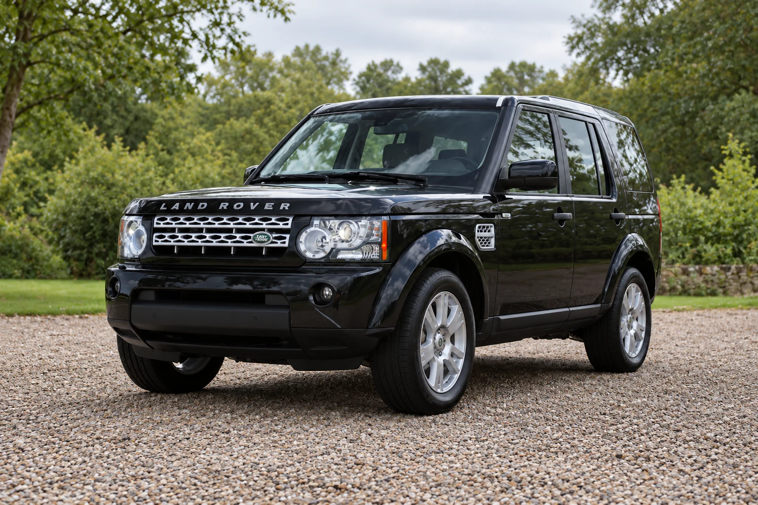 Discovery 4 with standard bright exterior detailing