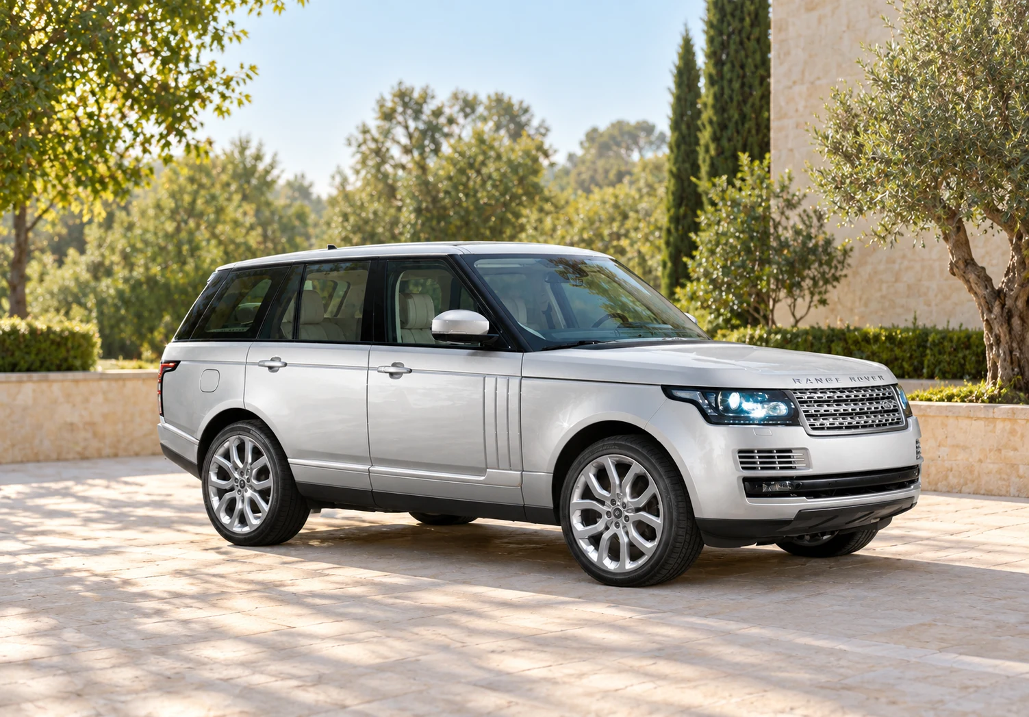 Original-launch Range Rover L405, front three-quarter view