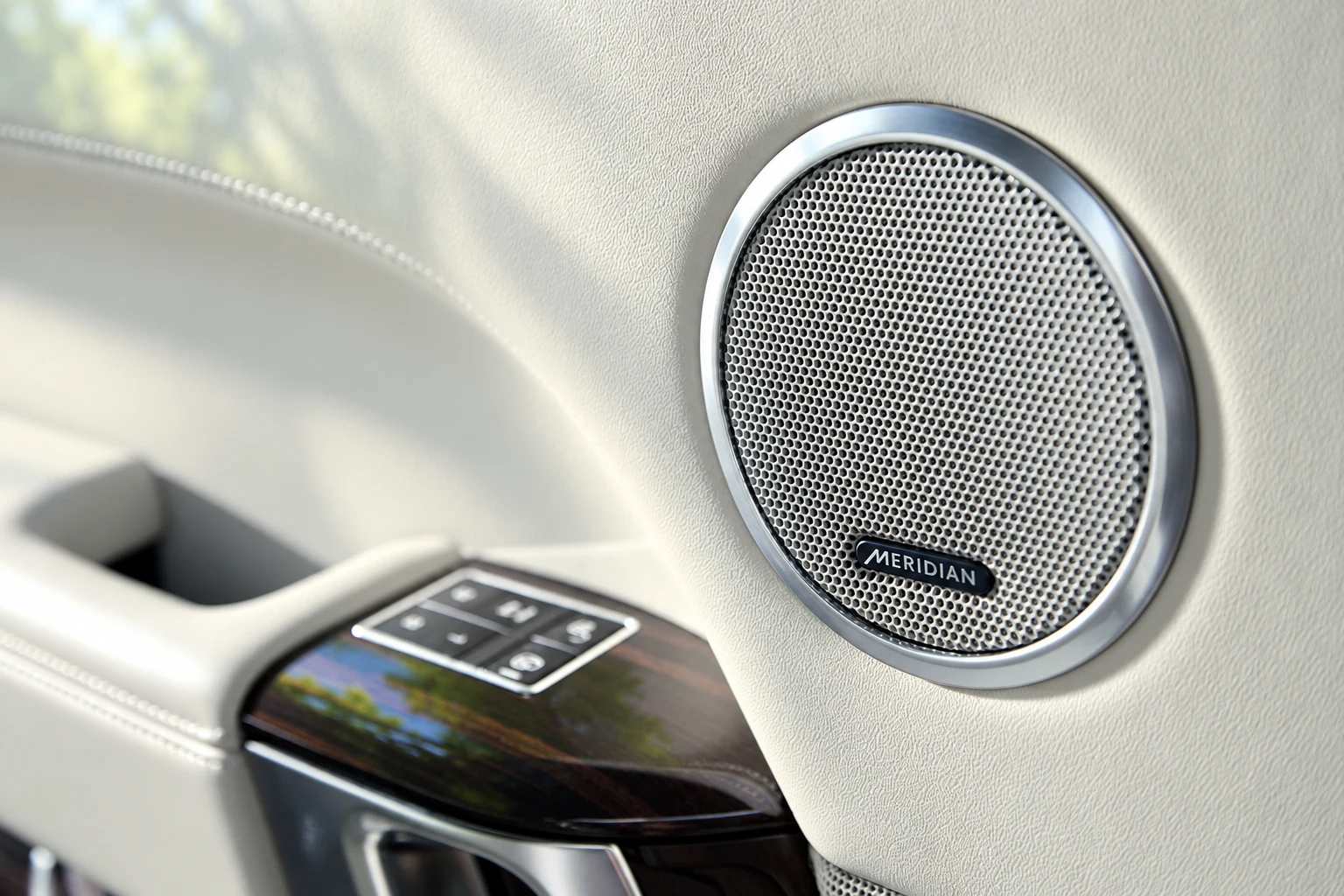 Meridian speaker integration in the door