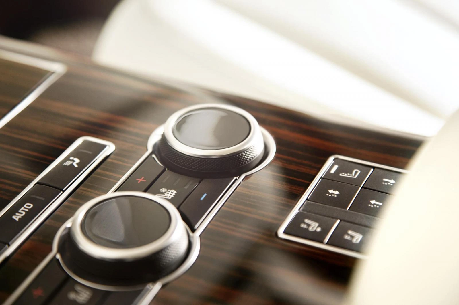 Drive Select and Terrain Response controls in their period arrangement