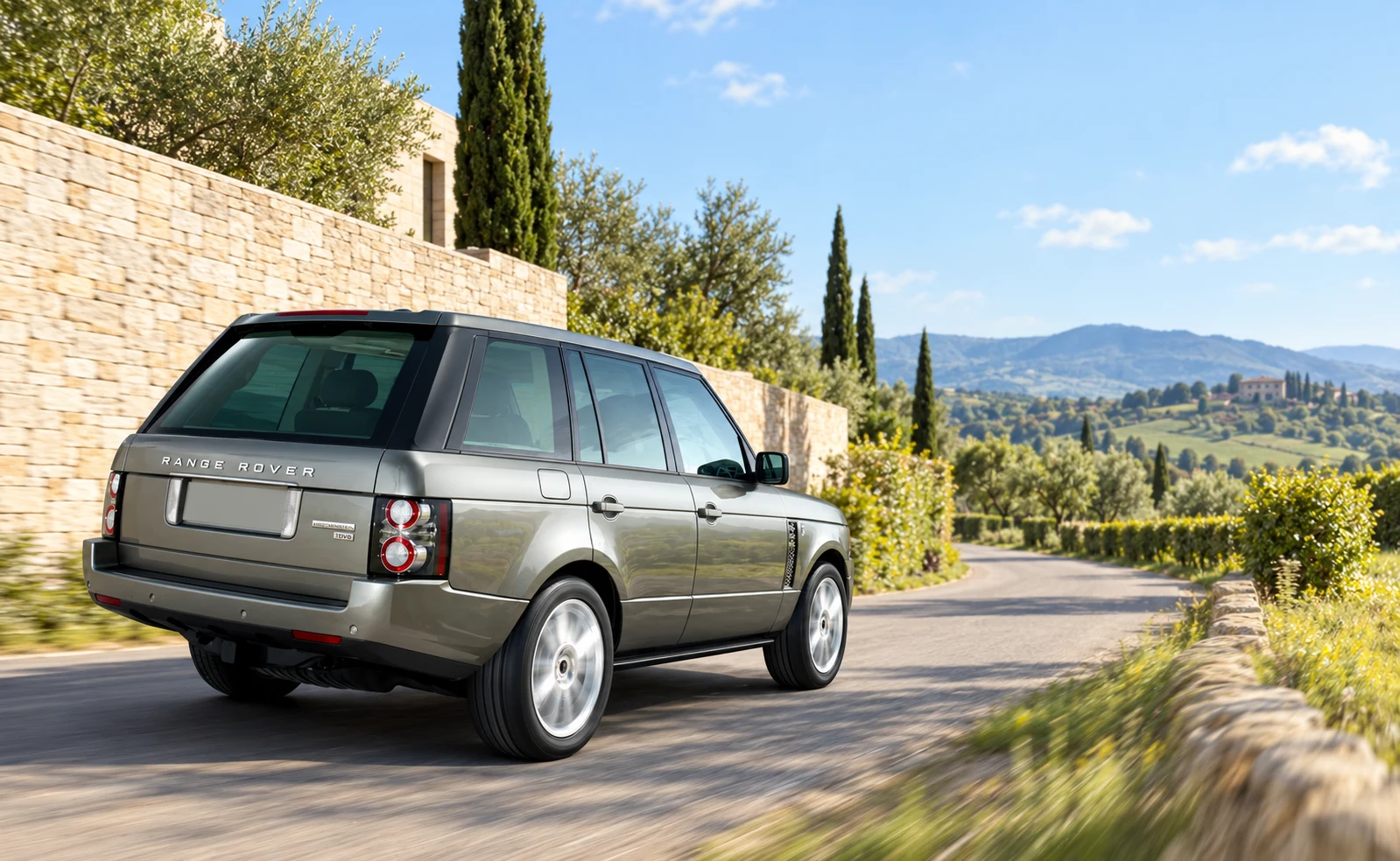 Illustration of a silver-grey Range Rover L322 showing its upright rear body and split tailgate