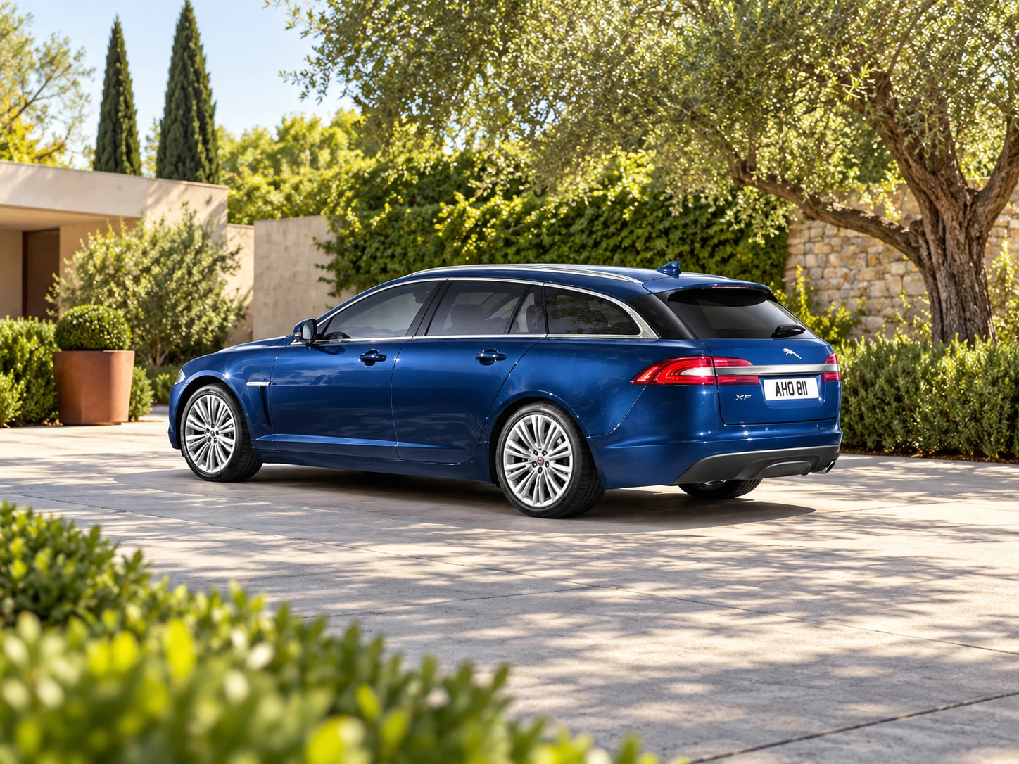 Mėlynas Jaguar XF Sportbrake iš galo
