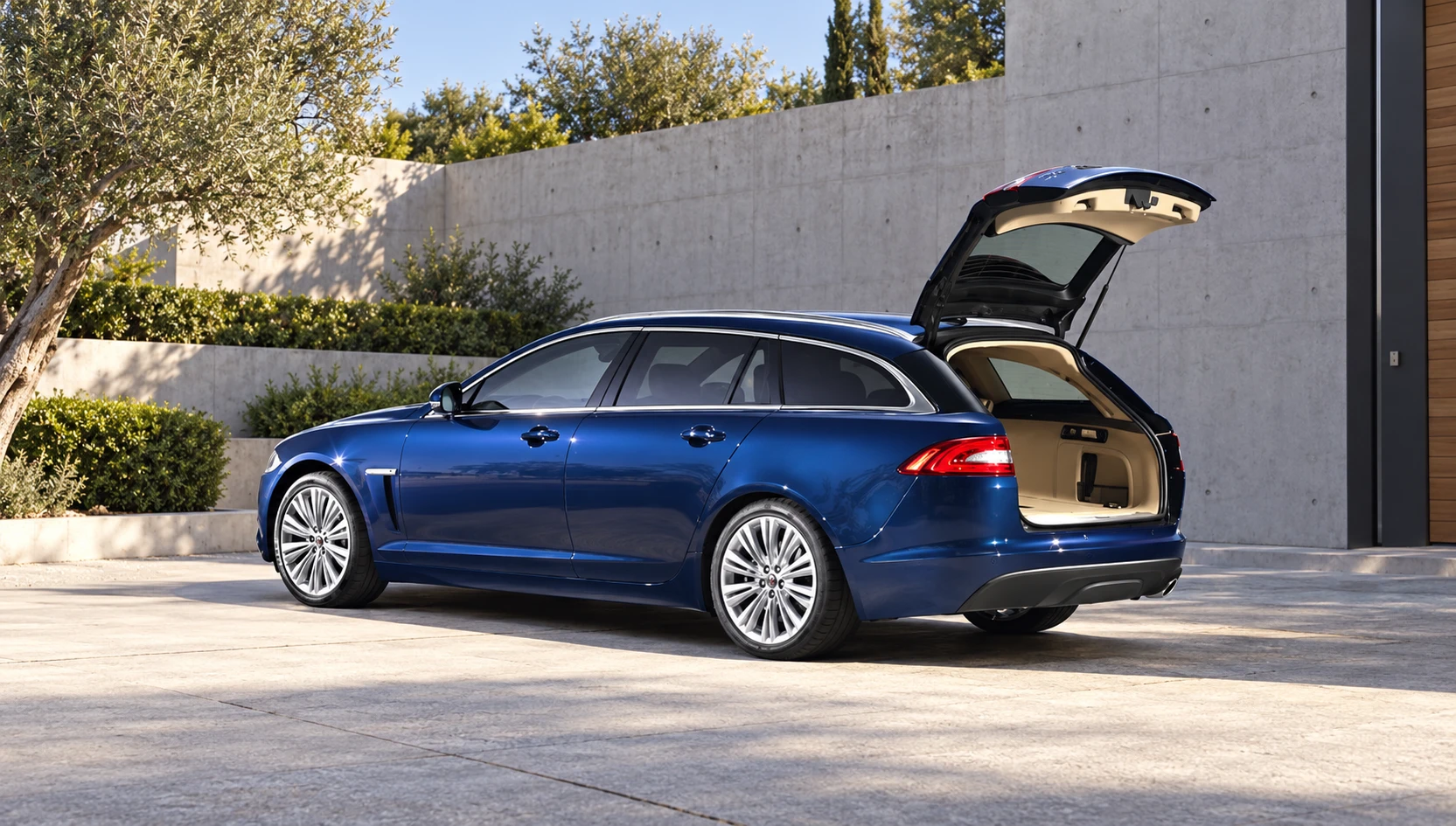 Jaguar XF Sportbrake su atvertu bagažinės dangčiu