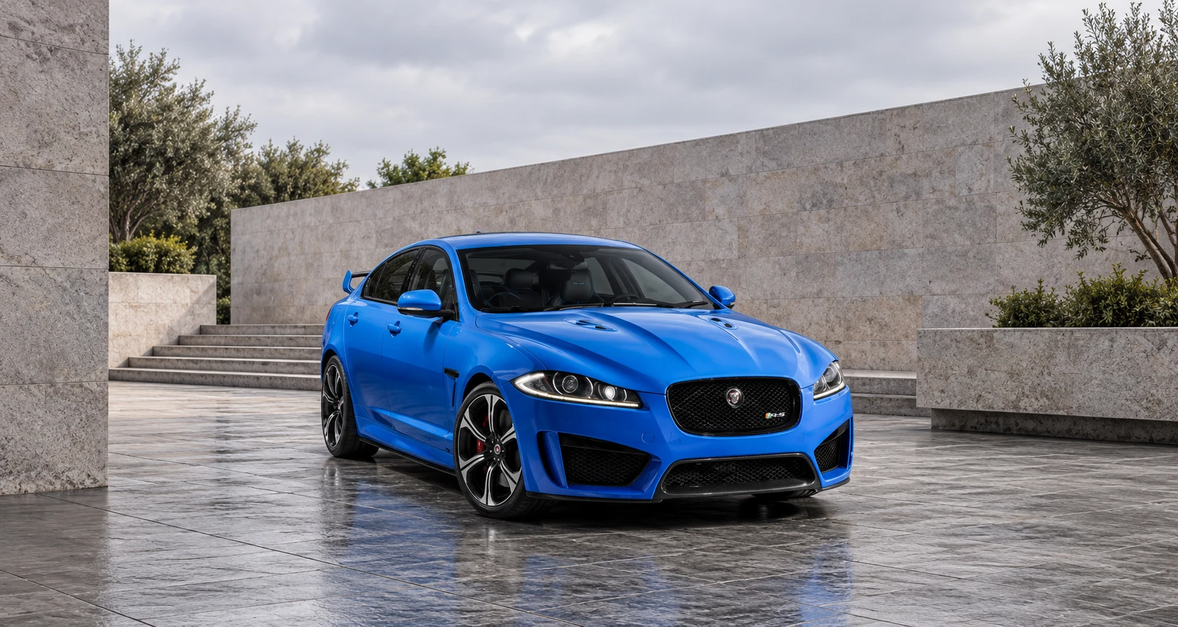 Front bodywork and carbon-fibre splitter