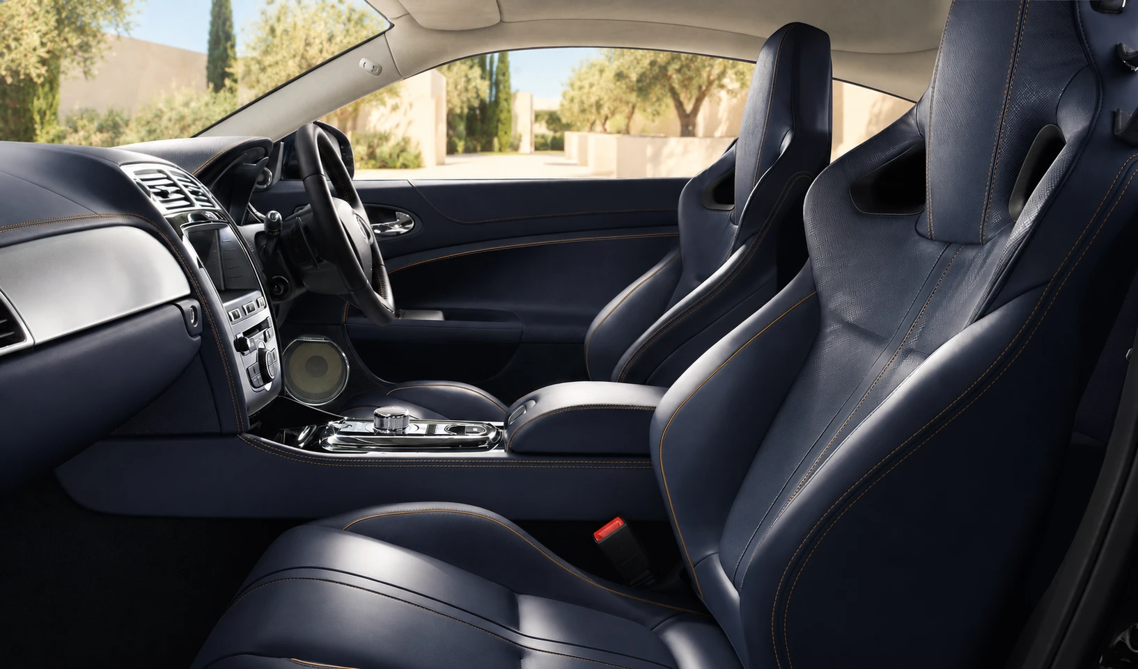 Dešiniavairis Jaguar XK su tamsia Artisan salono apdaila