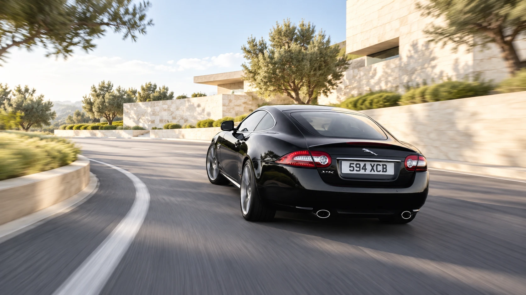 Jaguar XK kupė vaizdas iš galo