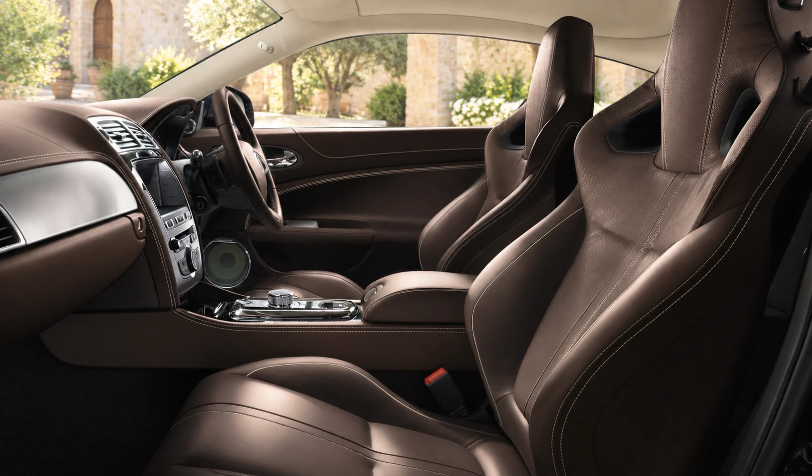 Dešiniavairis Jaguar XK su ruda Artisan salono apdaila